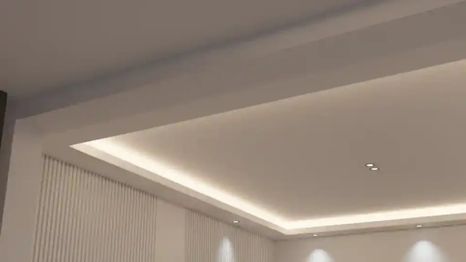 Pourtour de plafond avec un éclairage chaleureux dissimulé au-dessus des rideaux.