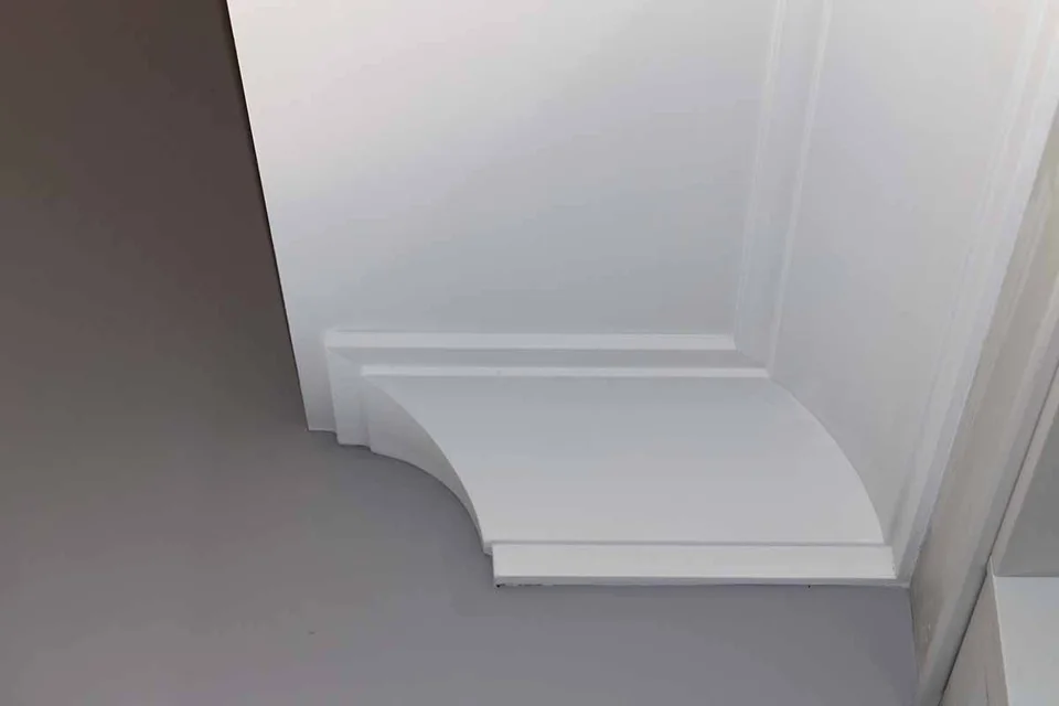 Retour d’angle de moulure de plafond