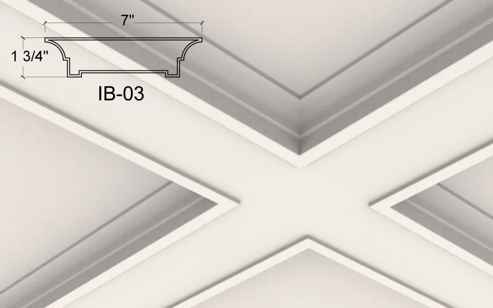 Illustration du plafond à caissons IB-03. Profil bas avec fine lèvre supérieure, épaulements légèrement courbés et étroit retrait inférieur. Il forme une bordure discrète autour des panneaux carrés.