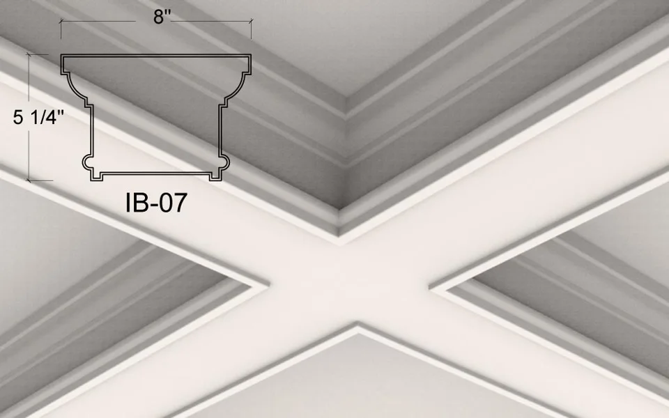 Illustration du plafond à caissons IB-07. Des épaulements supérieurs arrondis encadrent des côtés centraux droits, avec une petite baguette près du bord inférieur. Ce détail dessine une ligne distincte autour du panneau.